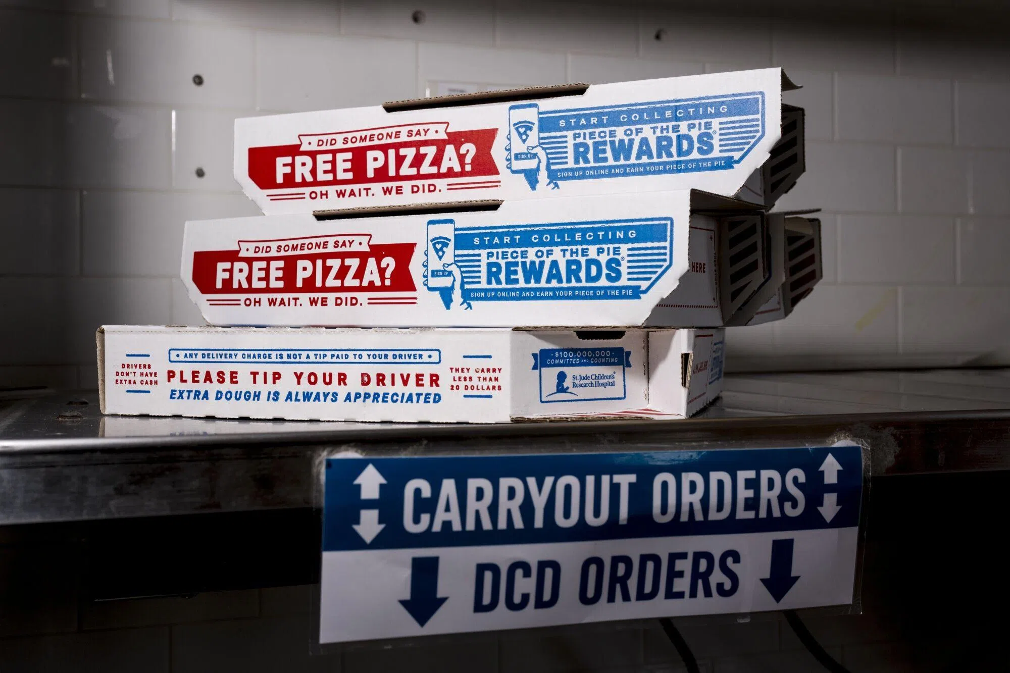 达美乐披萨目前已展开为期五年的‘Hungry for More’战略计划。在计划下，该集团会在2028年或之前开设另外1100家门店，零售额每年取得7％增长，年营业额则争取8％的增长率。（彭博社）