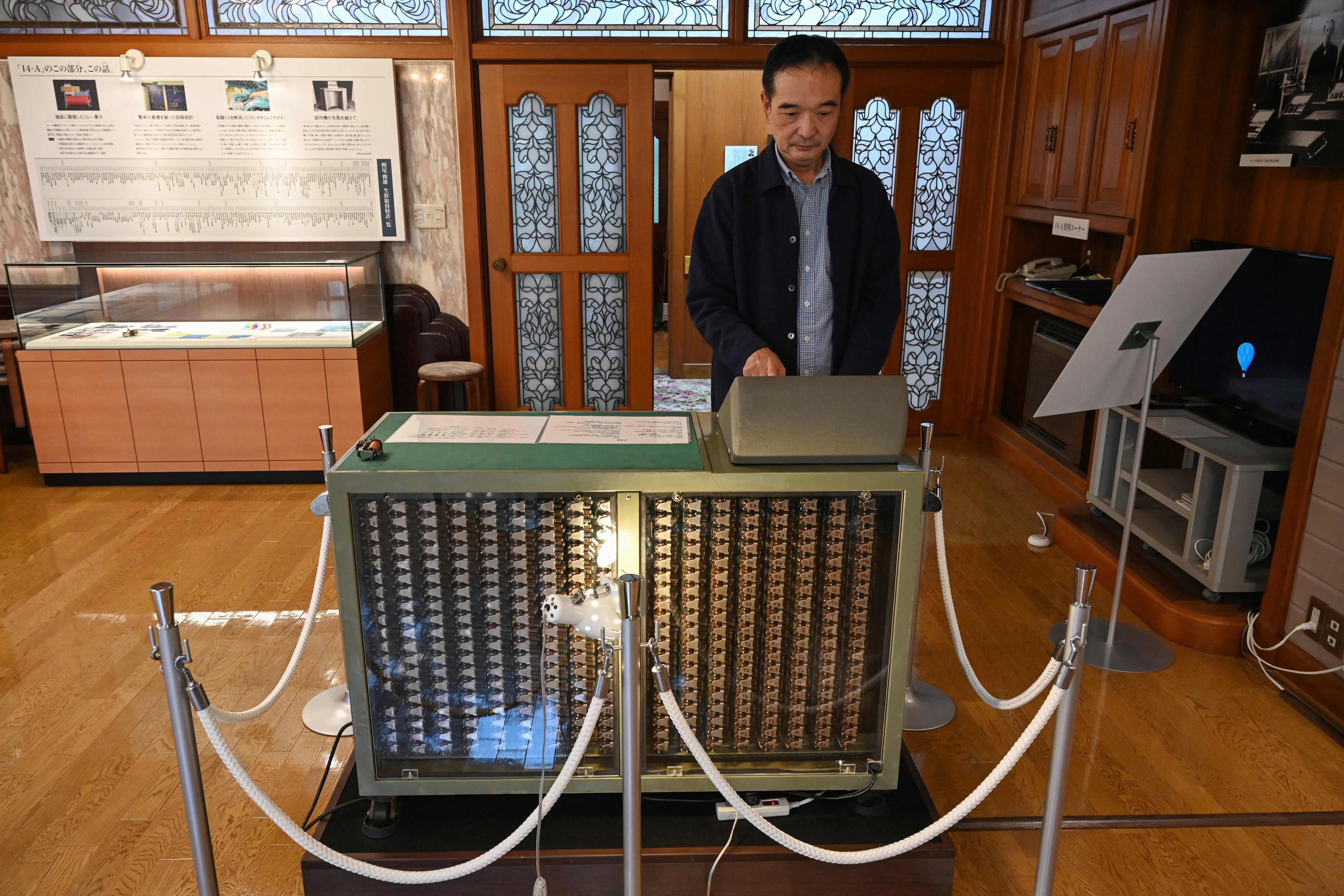 东京樫尾俊雄发明纪念馆展出卡西欧于1957年发明的办公桌般大小的计算机“14-A”.（法新社）
