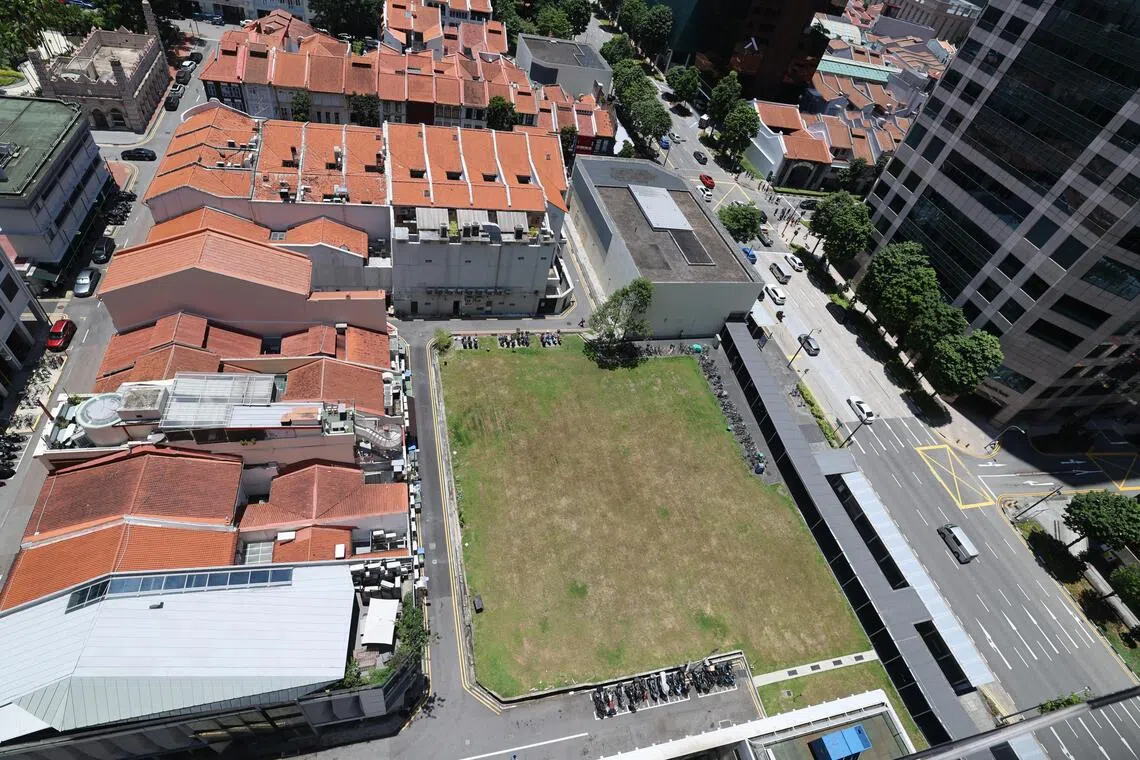 克罗士街地段则属于备售名单地段，供发展商申请“勾出”。若政府接受发展商提议的价格，这幅地段才会推出市场供竞标。（梁麒麟摄）