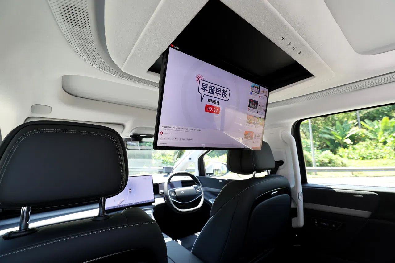 21.4英寸屏幕支持触控操作，搭载各串流平台应用。（龙国雄摄）