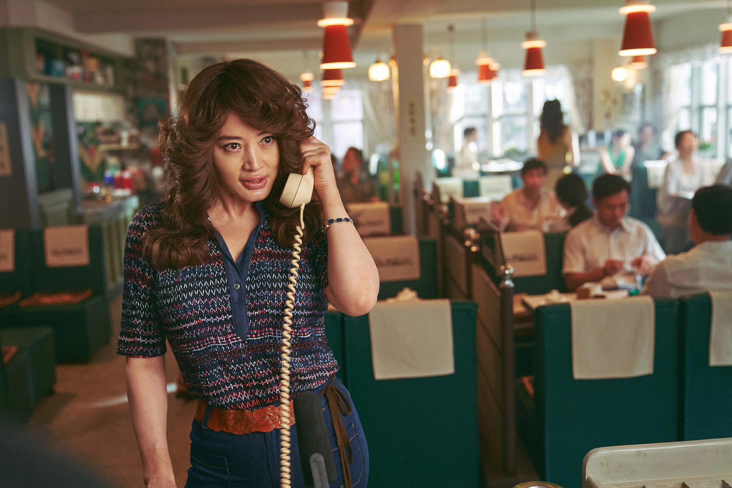 金憓秀在《神鬼海底捞》展现妩媚又带狠劲的魅力。（嘉华提供）