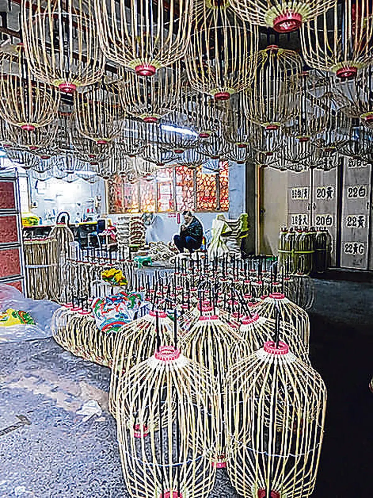 把串成一排的竹条，套上顶部与底部的圆形蜂窝，完成基本骨架。