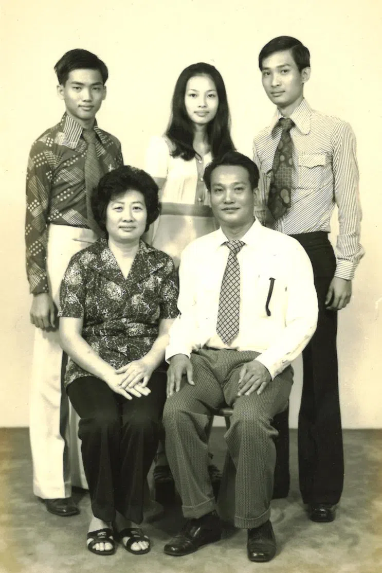 佘文民（后排右）全家福。前排是他的母亲郑秀治和父亲佘光麟，后排是他的弟弟佘文通和妹妹佘明珠。（佘文民提供）