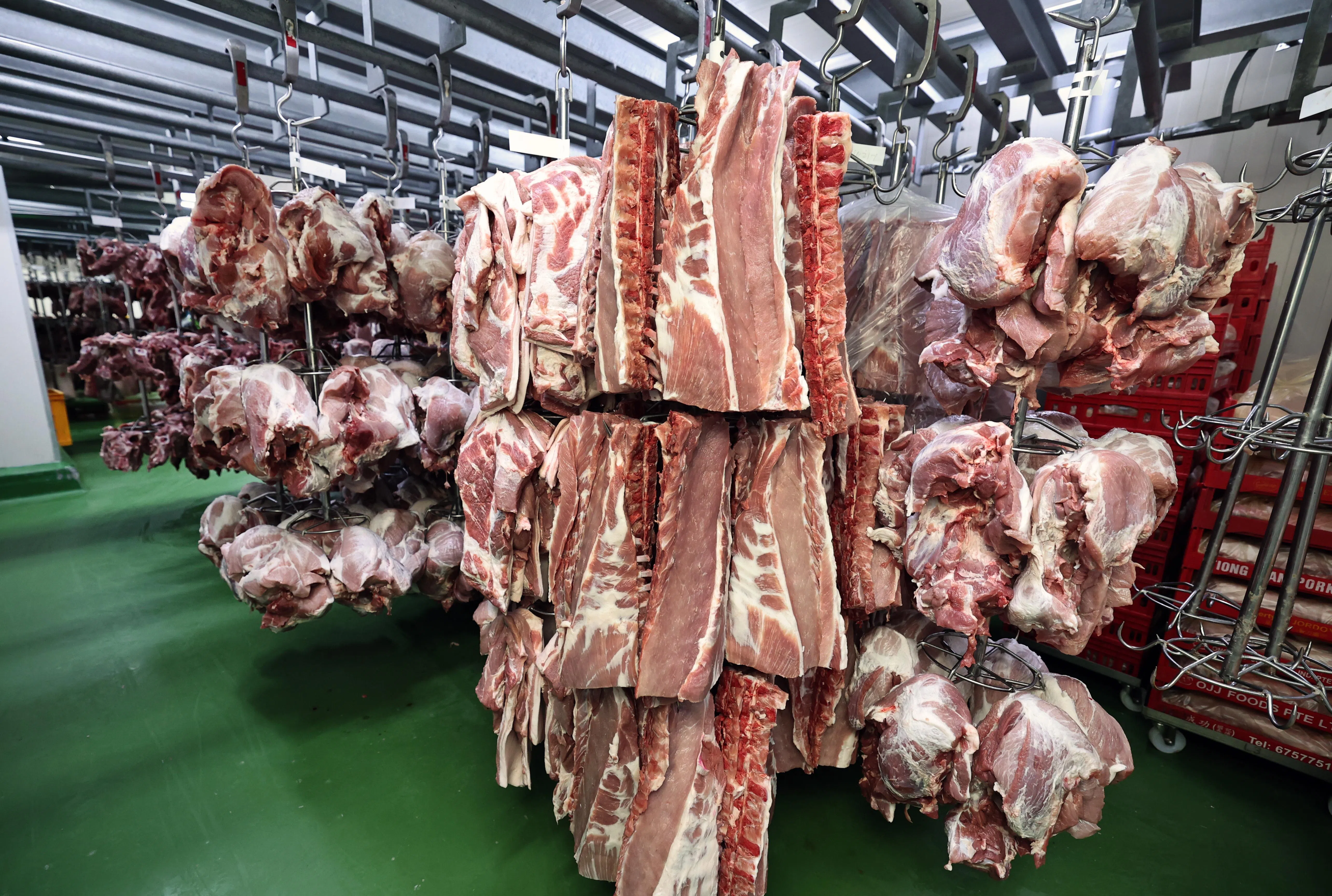 经人工切割后不同部位的肉、骨、皮等将分门别类，肉块将垂挂在行内俗称“圣诞树”的吊肉架上，运进冷藏室进行第二轮的两小时冷藏保鲜。（周国威摄）