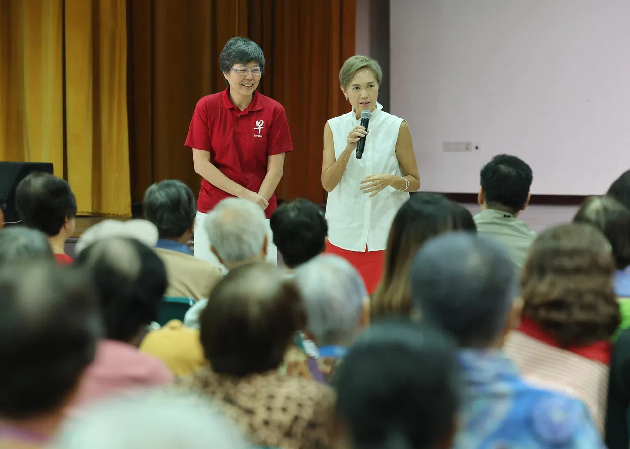 数码发展及新闻部长杨莉明（右）以主宾身份出席活动，并为新功能主持推介，她也在活动上同新报业媒体华文媒体集团社长李慧玲对谈新闻。（唐家鸿摄）