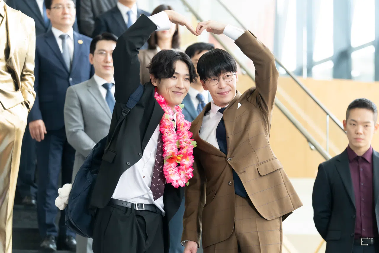 李准（前排左）在《七人的复活》中跟严基俊（前排右）有多场对手戏。（Viu提供）