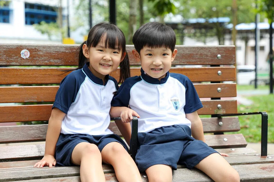 韩国龙凤胎金多杌（左）和哥哥金多利（右）在新加坡出生长大，不仅英文流利，也将在小学母语课修读华文。（游甯稀摄）