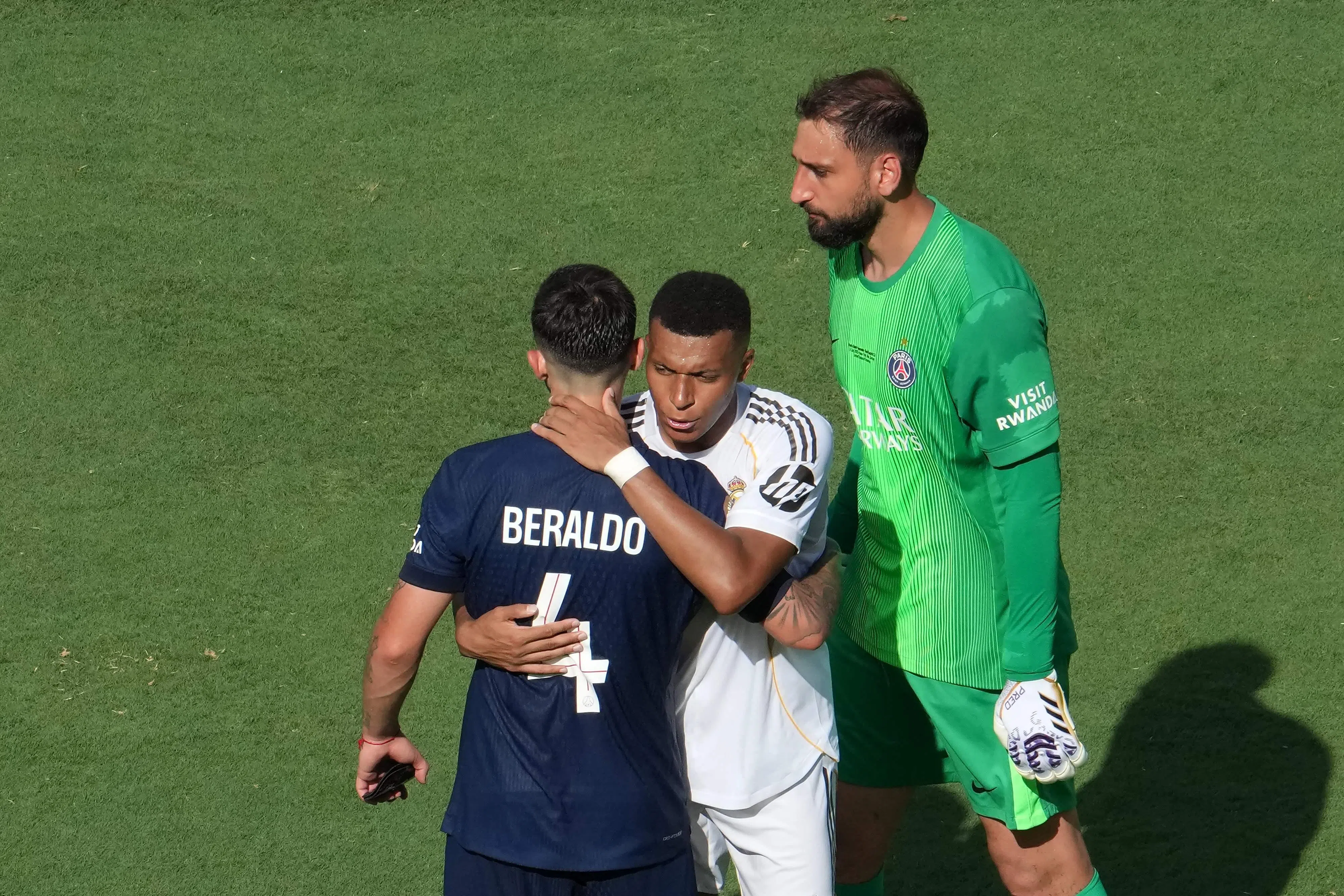 姆巴佩（中）在比赛结束后，和前队友贝拉尔多拥抱。（法新社）