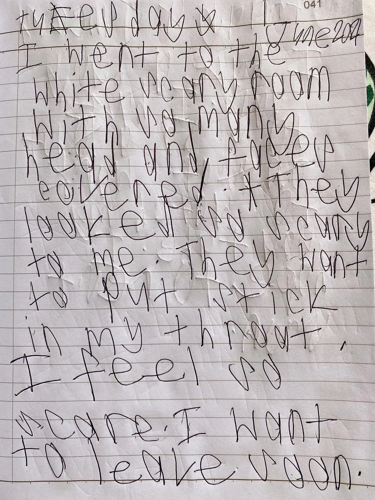 “我进到恐怖的白色房间，里面有许多头部和脸部都被遮住的人，他们看起来很可怕。他们想要把细棒放进我的喉咙。我感到特别恐惧，我想要尽快离开。”