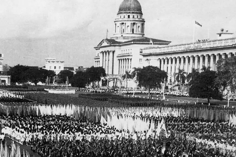 1966年，新加坡独立一年后，在政府大厦前大草场举行首届国庆庆典。