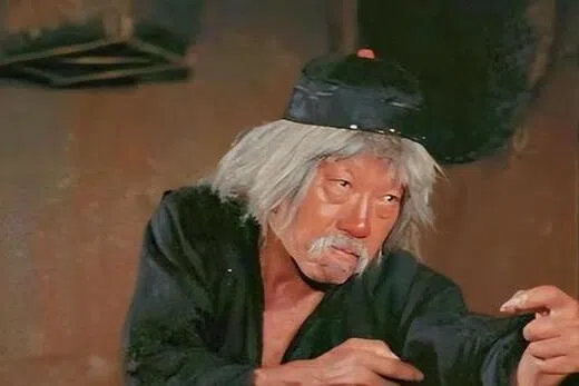 袁小田65岁时拍摄儿子袁和平导演的《蛇形刁手》和《醉拳》爆红。（互联网）