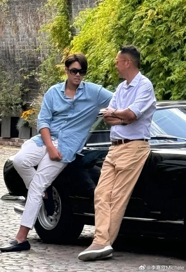 许晋亨（右）和儿子站在一起，被网民说像兄弟多过像父子。（互联网）