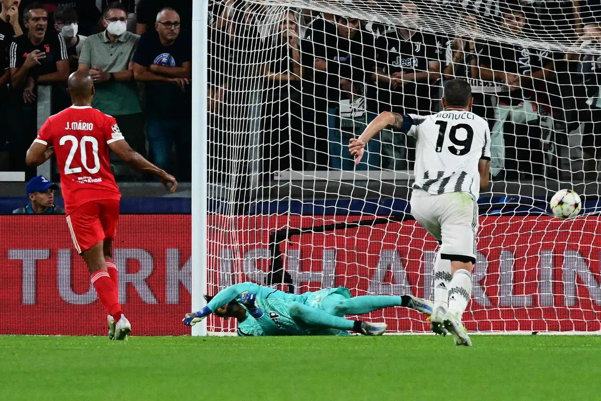 斯特林（左）为切尔西首开纪录。（路透社）