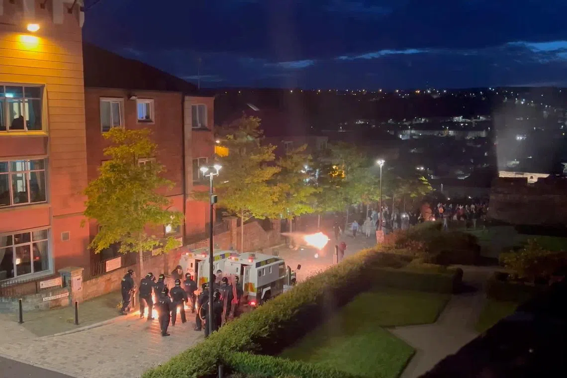 据社交媒体流传的视频截图显示，北爱尔兰伦敦德里星期六（8月10日）发生冲突，抗议者向警察投掷燃烧瓶。（路透社）