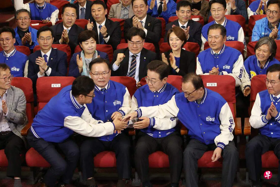 出口民调显示韩国选举执政党大败尹锡悦或面临弹劾危机| 联合早报