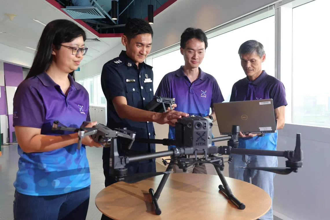 内政团队无人机小组（行动与训练）主任沈德明警监（左二）和Q团队署长黄义华（右一）、工程师杨杰能（右二）和首席工程师刘彦伶（左一）一同打造新应用，而应用下来将继续提升，并可能加入新功能。（唐家鸿摄）