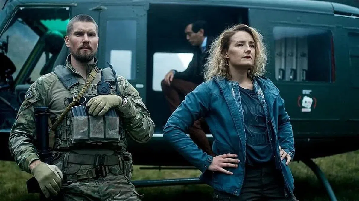 古生物学教授诺拉（右）和军方合作解决山怪造成的灾难。（互联网）