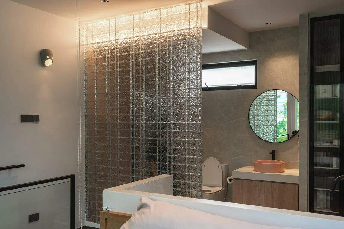 玻璃砖被用作淋浴间的间隔，有实际的遮掩作用之余，却也能在沐浴时隐约显露人体的轮廓。（PI Architects提供）