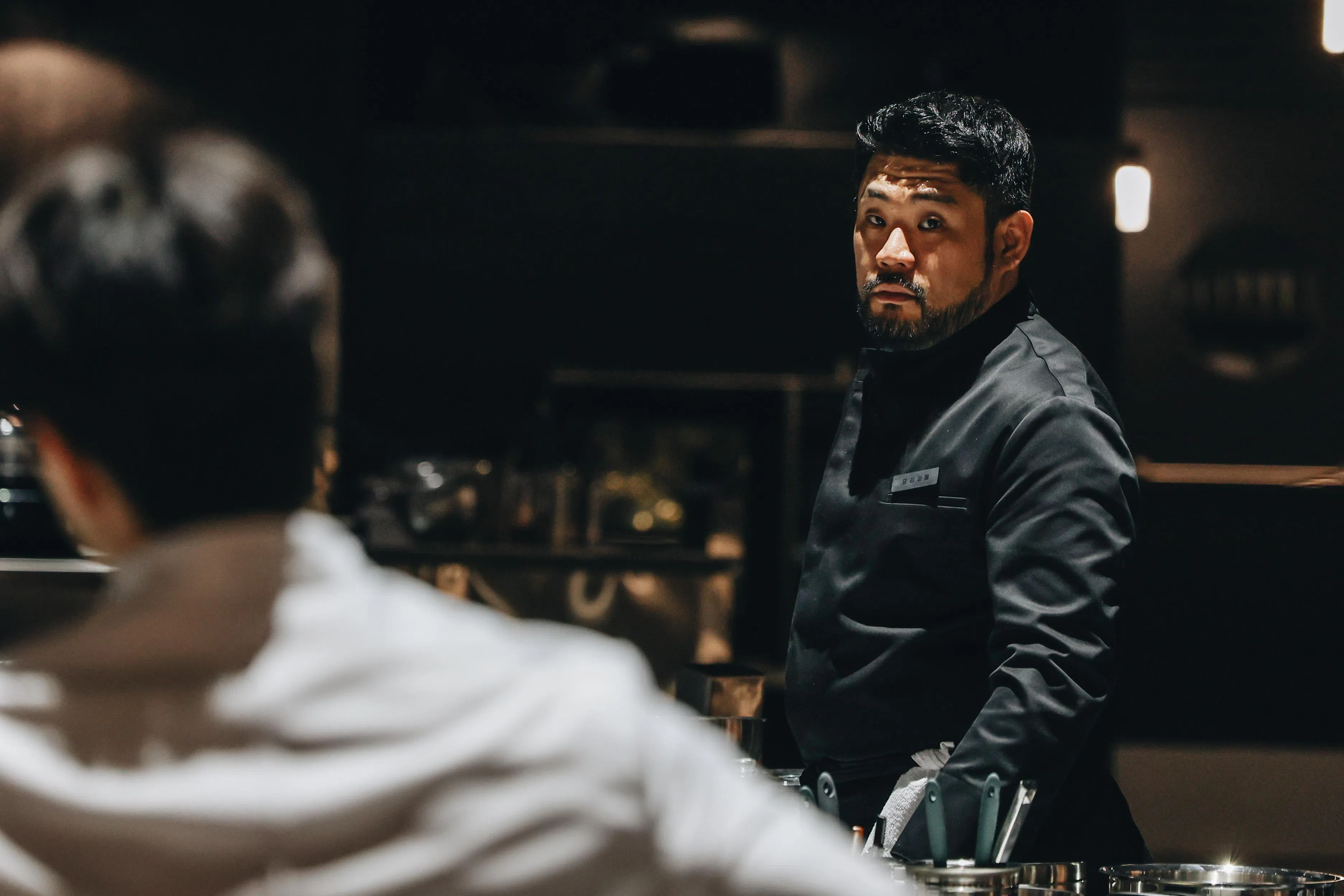 黑汤匙主厨“料理怪物”在赛场秀出创意料理，惊艳评审。（Netflix提供）