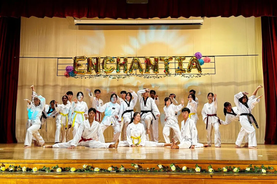 架势十足的跆拳道表演赢得师生热烈的掌声。（淡滨尼美廉初院提供）