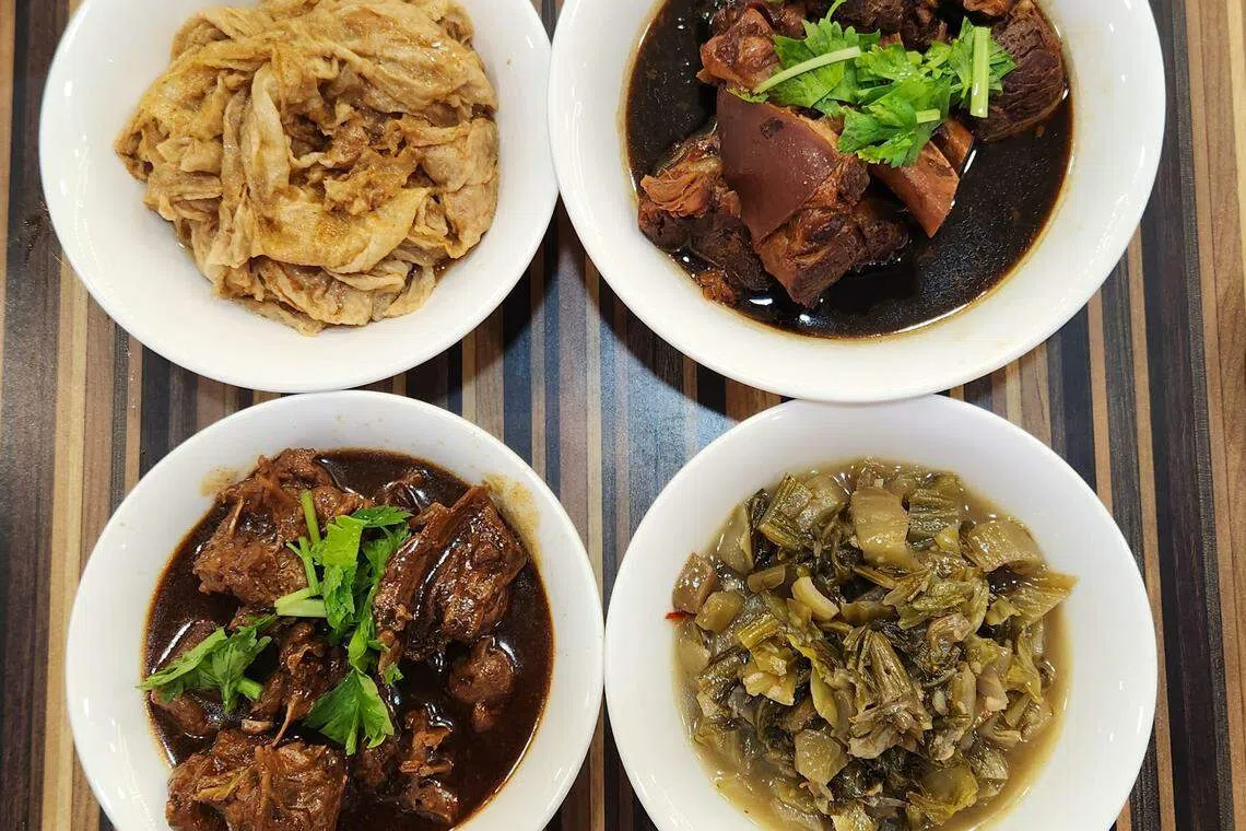河南肉骨茶的卤豆枝（左上角顺时钟）、卤猪脚、咸菜和卤鸭。（陈爱薇摄）