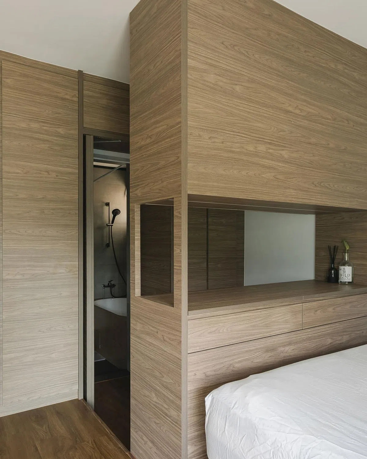 主人房的浴室入口设计隐蔽。