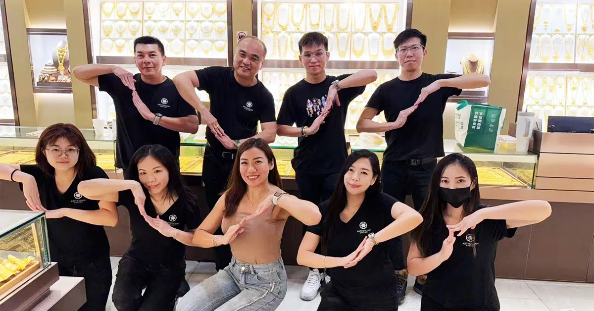 蓝若瑜（前排左三）认为，中小企业更容易“量身打造”个人的发展路径，且能针对员工的兴趣与特质，为他们设计成长计划，给予自由试错的空间。（图/受访者提供）