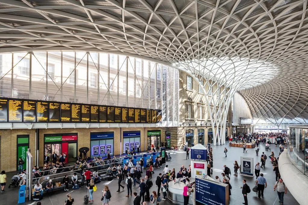 一座宜居的城市，不仅要应对人口增长与气候变化带来的压力，也要为较低收入群体提供安居乐业的空间。英国首都伦敦凭借长期规划与有效治理，赢得今年的李光耀世界城市奖。