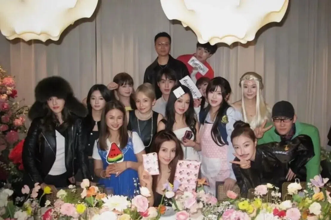 吴千语（左一）是出席Angelababy（中）庆生会的唯一艺人。（互联网）