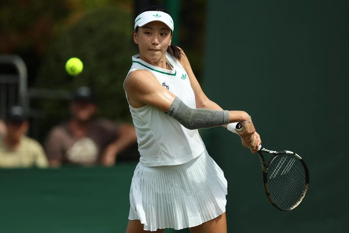 刚在WTA柏林站夺得女单亚军的中国女将王欣瑜延续在草地球场的火热表现，直落两盘战胜15号种子卡罗利娜晋级。（路透社）