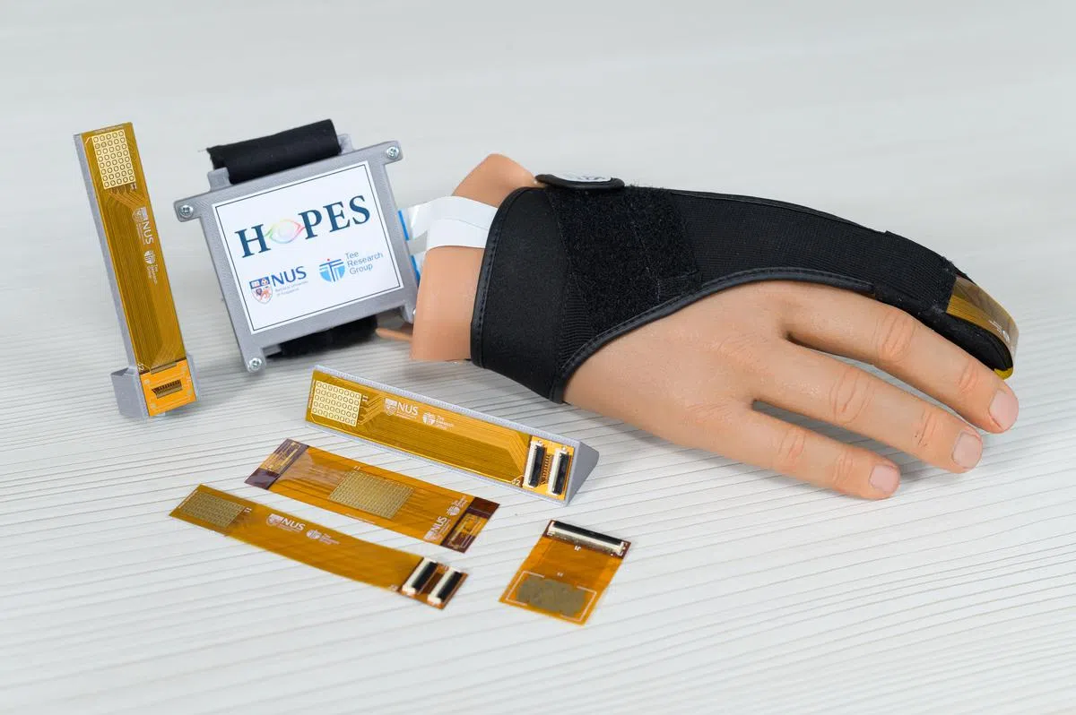 研究团队发明“家用眼压电子皮肤感应器”（Home Eye Pressure E-skin Sensor），简称“HOPES”（希望）以帮助青光眼患者更容易跟进病状。（戴森设计大奖提供）