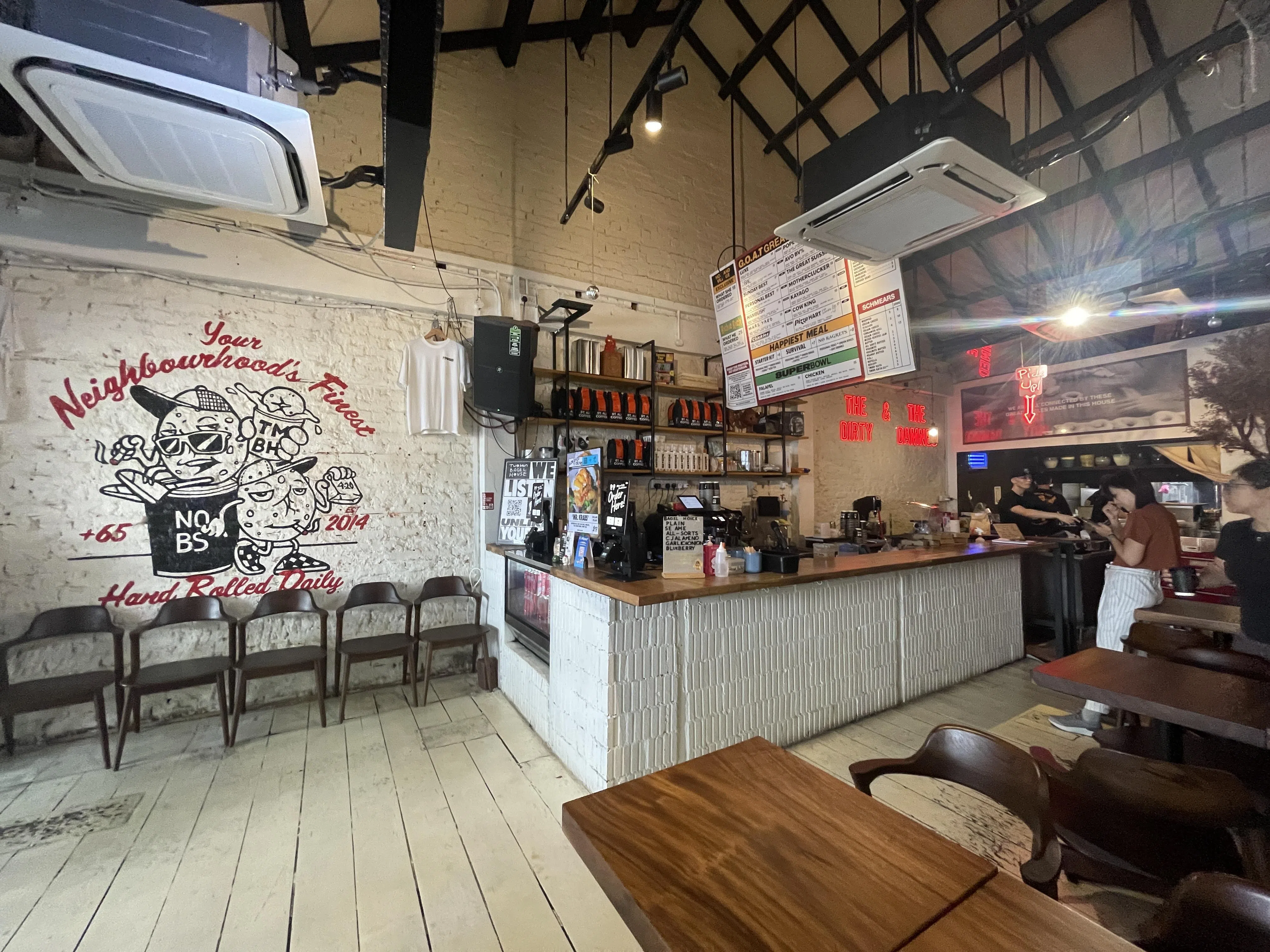 主打贝果的Two Men Bagel House，提供各式贝果口味与配料选择。（黄靖晶摄）