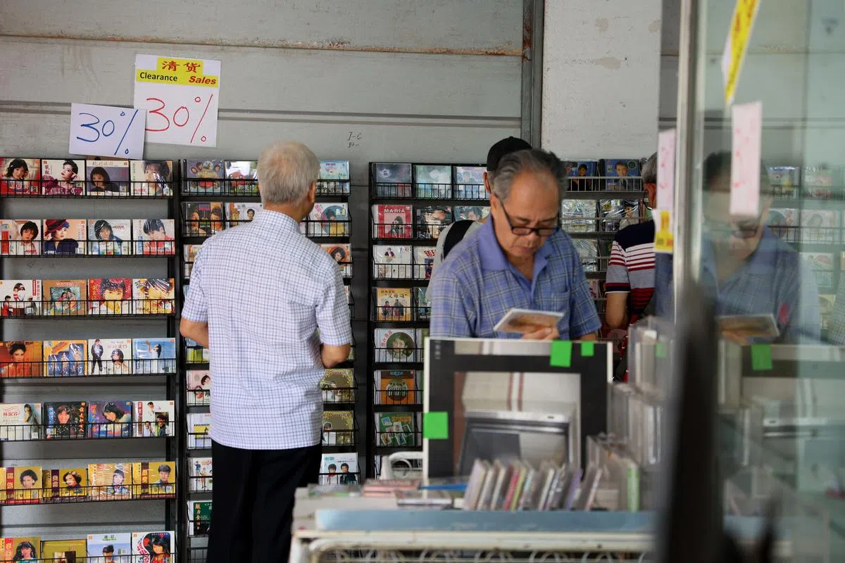 得知书局将停业，不少人特此下来选购光碟乐谱，也和相识多年的业主叙旧道别。（龙国雄摄）