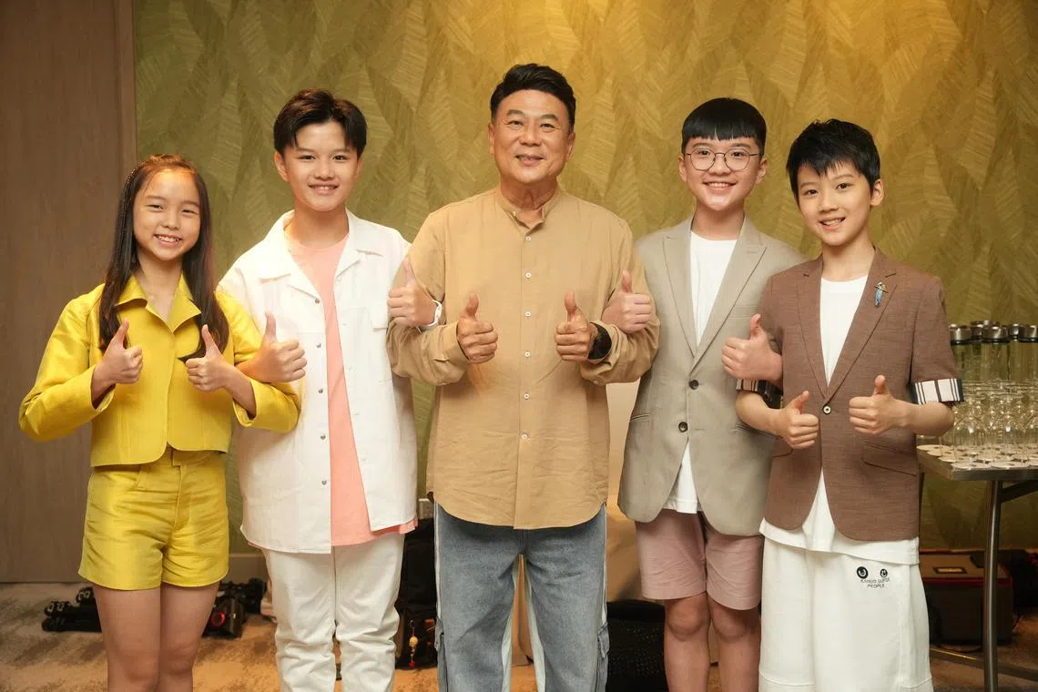 吴委恩（左一）和江松恒（左二）将随梁志强（左三）一起到中国。（档案照）