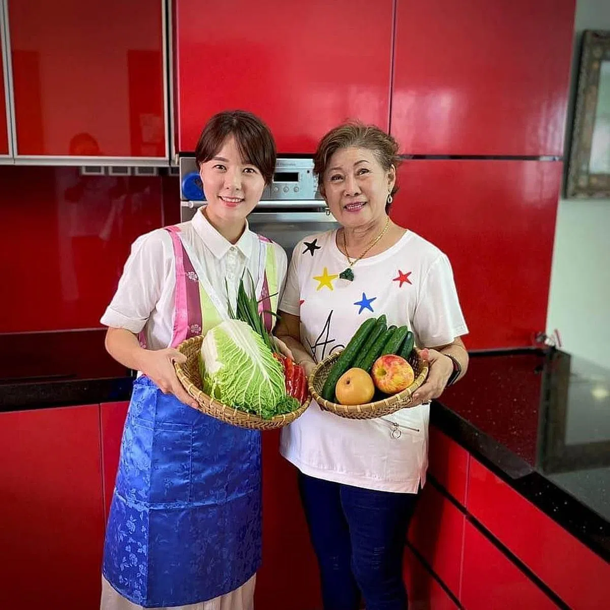 厨艺了得的本地艺人金银姬和媳妇韩相喜，一起开了Gold Kimchi，在网上售卖自制泡菜。（档案照）