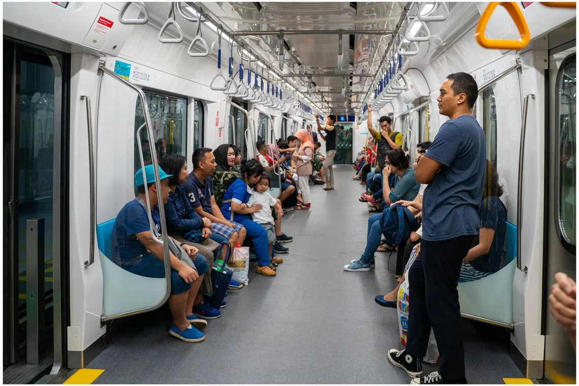 车厢内的乘客，安静、有序。（姚耀光摄）