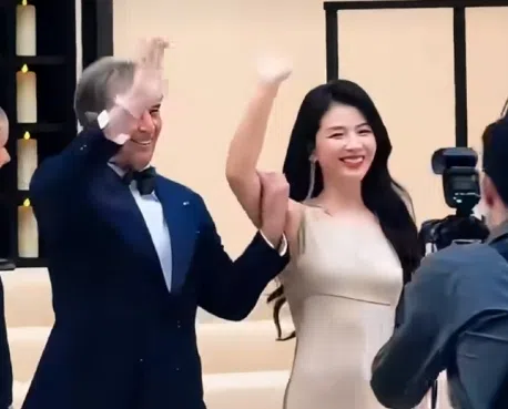 男士被指一直挽着刘涛的手臂不放。（互联网）