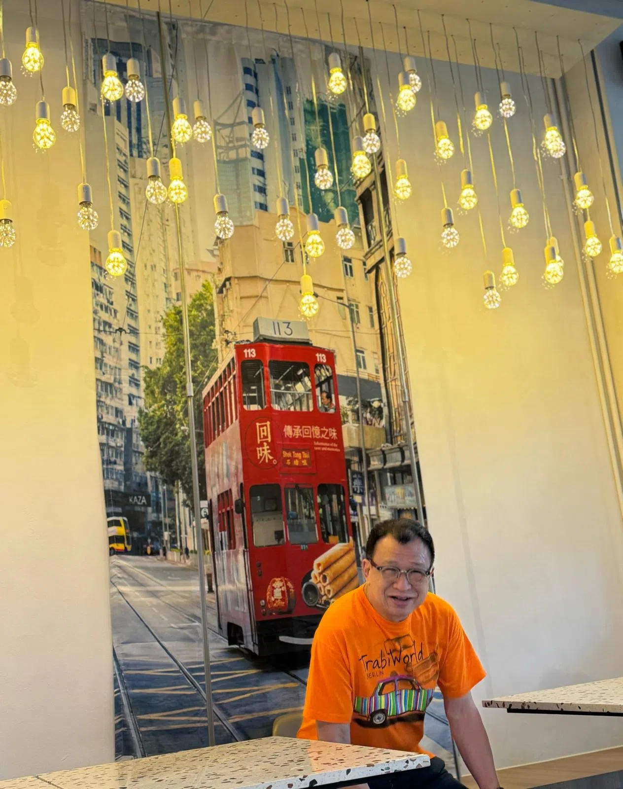 许绍雄曾在义顺Springside一带经营咖啡馆，平日常与邻居在店里喝咖啡聊天。（受访者林美华提供）