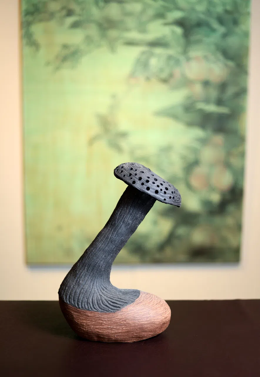 陈德耀的解构版蘑菇雕塑混合不同陶土。（龙国雄摄）