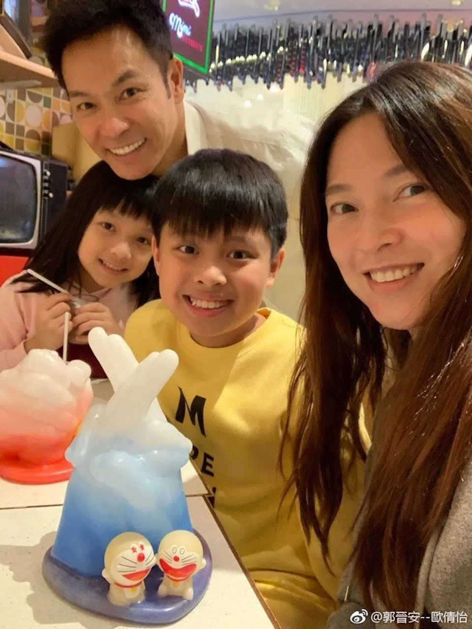 郭晋安（左上）和欧倩怡（右一）及一对儿女的昔日全家福。（互联网）