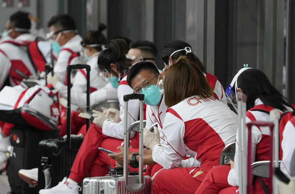 当地时间7月18日，参加东京奥运会的中国体育代表团部分成员抵达东京成田机场。（中新社）