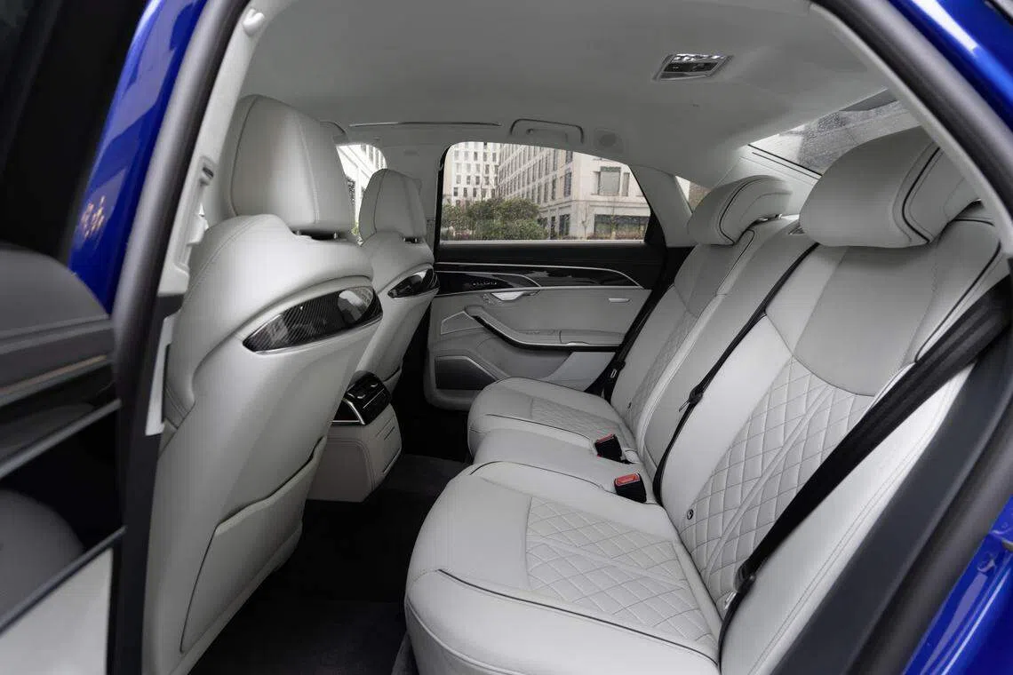 后座将乘坐体验进一步升华，若选配后座屏幕，还能在路上享受音频或视频娱乐。（奥迪提供）