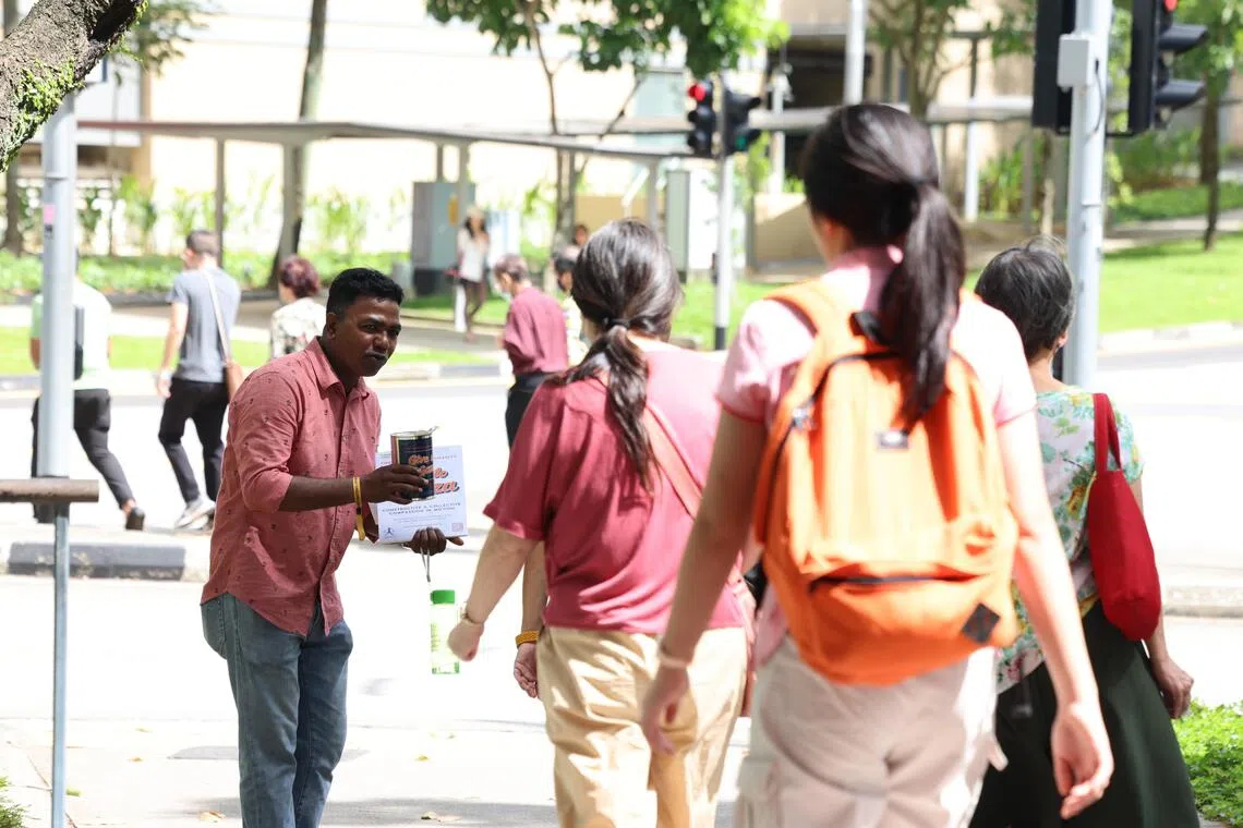 在新加坡工作19年的孟加拉籍客工莫拉星期六走上街头，参与筹款活动。（梁麒麟摄）