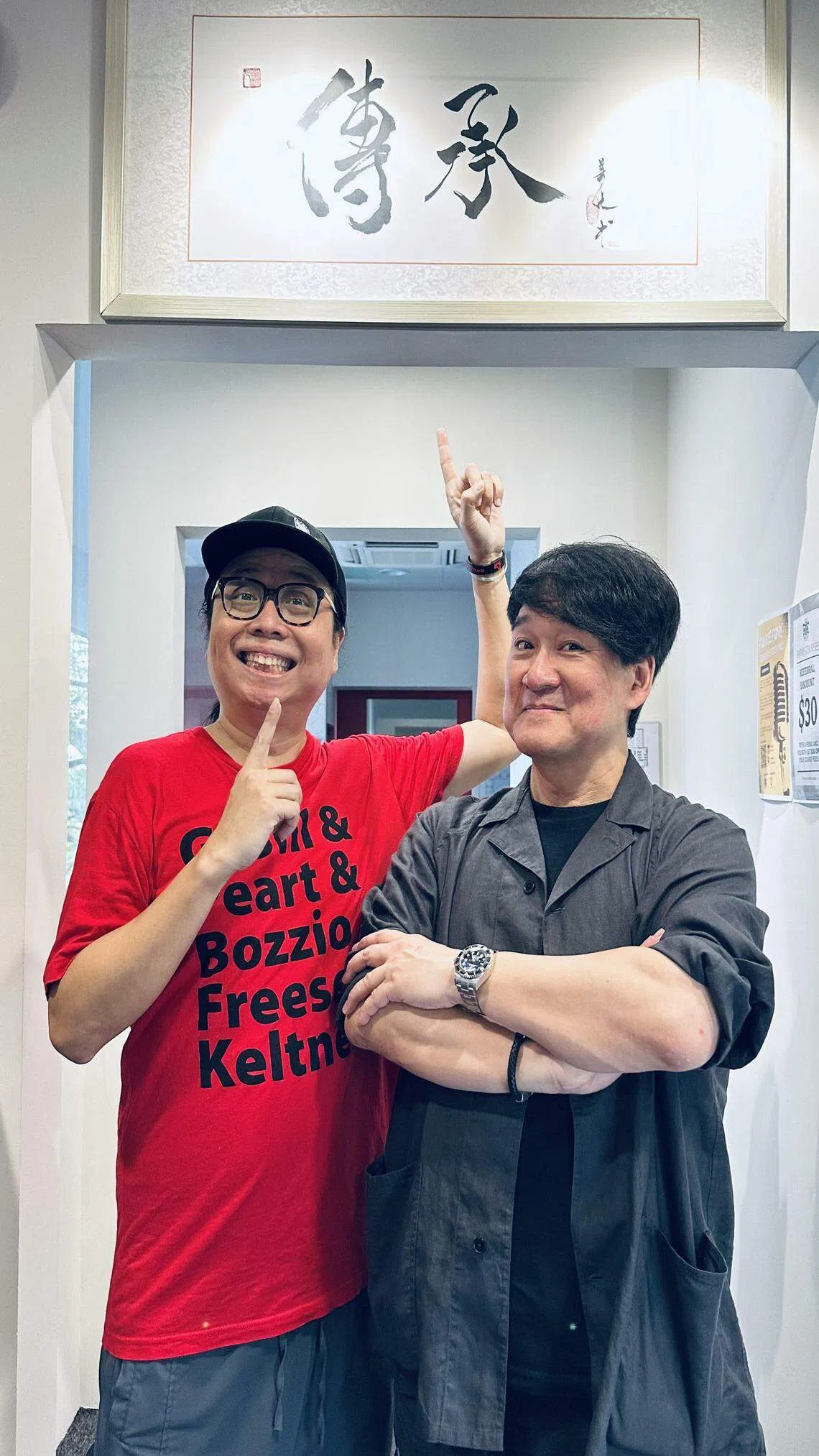 周华健（右）到访黄韵仁的亚洲音乐学院，看到自己题字的“传承”牌匾好开心。（黄韵仁提供）