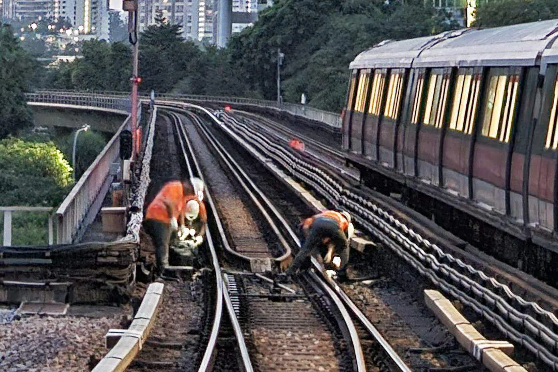 SMRT派出工程师到达现场修复故障。（取自SMRT脸书）