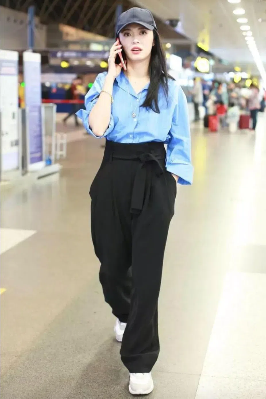中国女星姚晨示范如何穿高腰裤显高。（互联网）