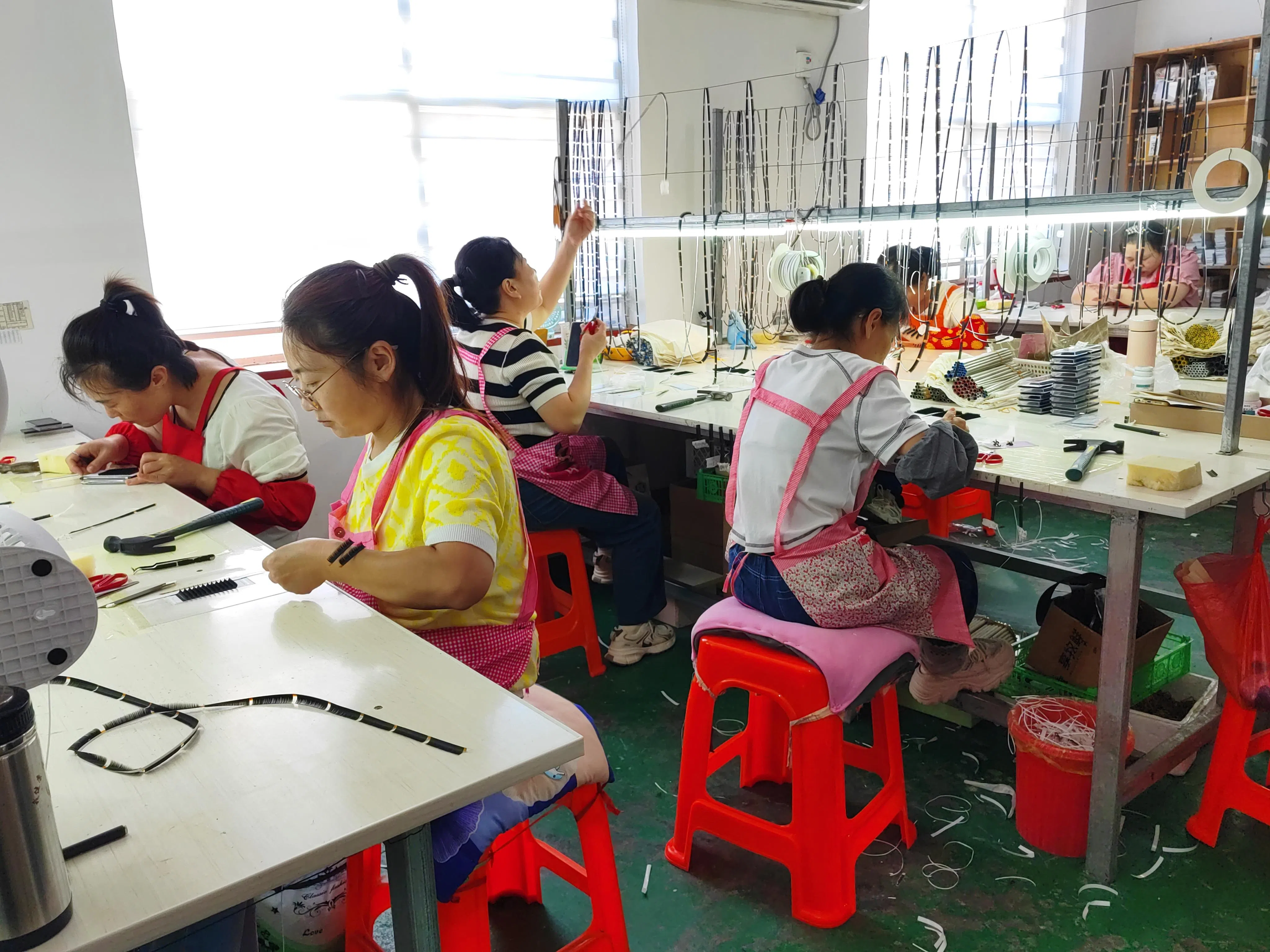 平度大部分假睫毛企业，仍以手工作坊式的生产方式为主，生产工序主要由女工完成，这些女工也是平度假睫毛产业集聚的一大优势。（孟丹丹摄）