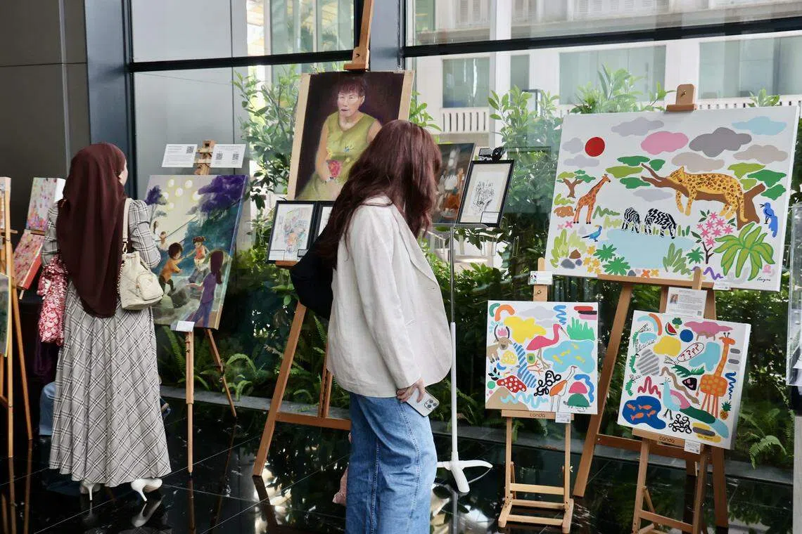 由“Mama on Palette”举办的母亲节艺术展览，围绕“透过母亲的双眼：绘出母爱中看不见的一面”的主题展出30组艺术品，包括油画、刺绣、剪纸和雕塑等。（邬福梁摄）