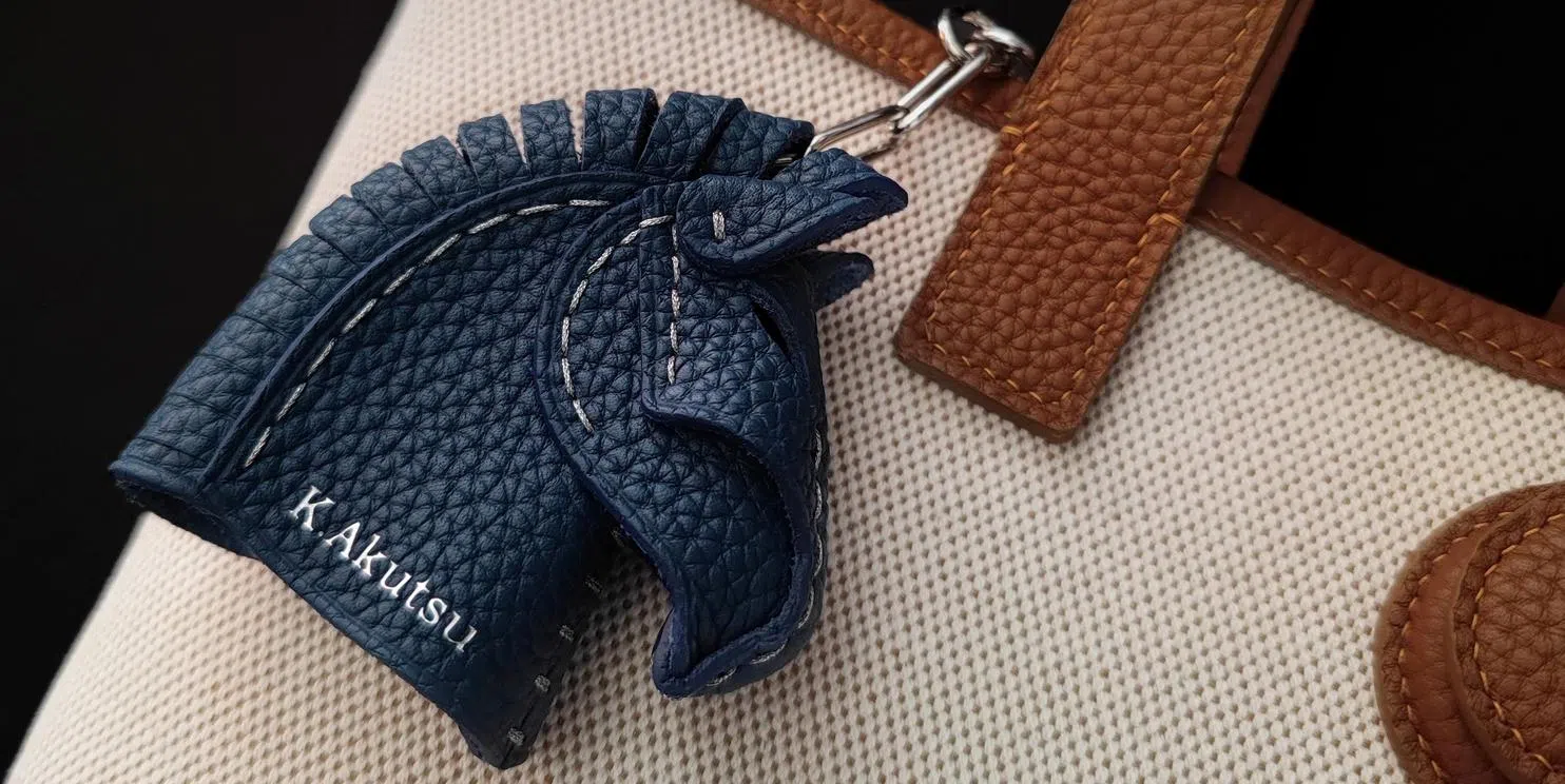 独立皮包品牌Myura的马头皮包挂饰设计巧妙。（Myura图片）