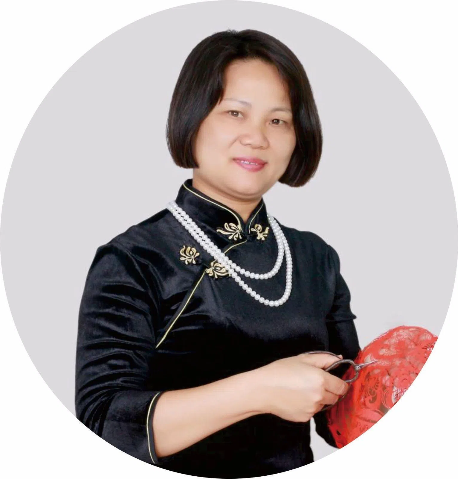 中国潮阳剪纸艺术家许遵英认为，剪纸艺术根植于民间土壤，走进美术馆与国际展场，并不意味着与民间切割。（天猛公艺术基金会提供）